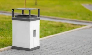 Atkritumu tvertne Roma ar jumtiņu