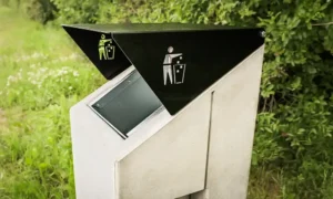 Ielas atkritumu tvertne Roma slīpā