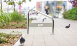 Slīpais U PRO velosipēdu statīvs ir paredzēts pilsētas, biroju un atpūtas teritorijām, kur svarīgs ir komforts, funkcionalitāte un elegants izskats. Apskati piedāvājumu!