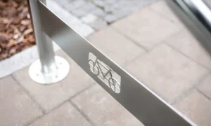 Slīpais U PRO velosipēdu statīvs ir paredzēts pilsētas, biroju un atpūtas teritorijām, kur svarīgs ir komforts, funkcionalitāte un elegants izskats. Apskati piedāvājumu!